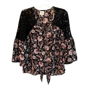 KNOX ROSE, BOHO, FLORAL & LACE, BOTTOM TIE, BUTTON DOWN TOP. SIZE M.